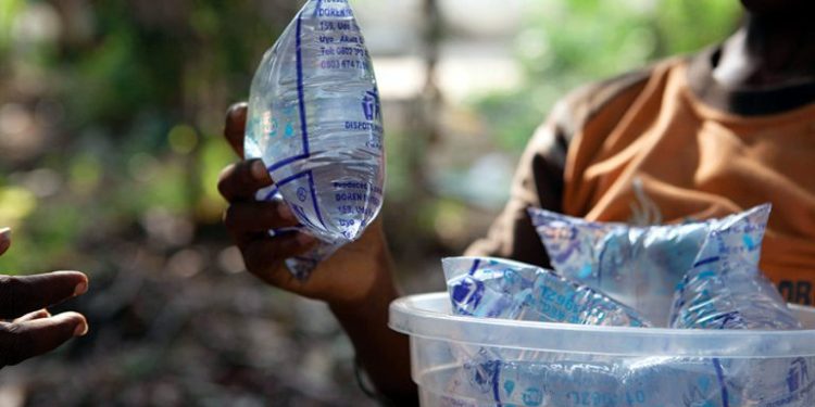 Guinée : Vague de fermetures des usines d’Eau — Le Service de Contrôle Qualité est-il vraiment à la hauteur ?