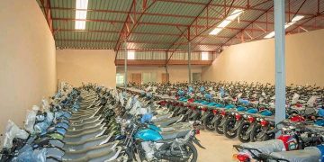 Guinée – 500 motos pour booster la mobilité des enseignants en zones reculées : un premier lot livré !