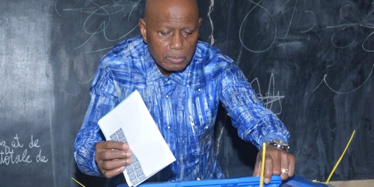 Présidentielle 2025 en Guinée : Boubacar Yacine Diallo, président de la HAC, accomplit son devoir citoyen à Matoto