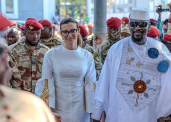 Présidentielle en Guinée : Mamadi Doumbouya vote en compagnie de son épouse et appelle à une mobilisation pacifique