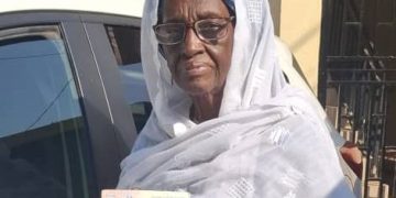 Hadja Mariama Sow appelle à la paix et au vivre-ensemble après avoir voté à la Minière