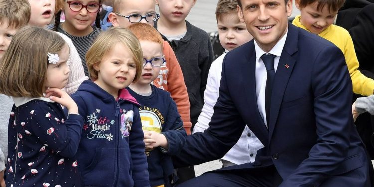 Réseaux sociaux : Emmanuel Macron annonce l’interdiction pour les moins de 15 ans dès la rentrée en France