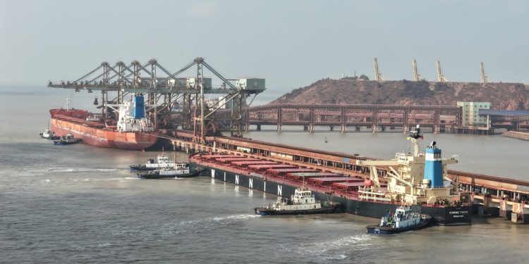 Simandou entre dans l&rsquo;histoire : le premier chargement de minerai de fer guinéen arrive triomphalement en Chine