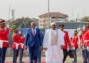 Arrivée remarquée du président gambien Adama Barrow à Conakry pour l’investiture historique de Mamadi Doumbouya