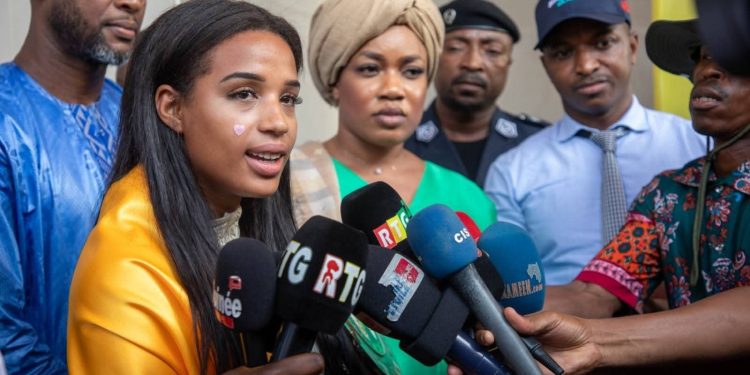 Conakry en liesse : Fatima Kourouma, la reine guinéenne du Muay Thaï, rentre au pays avec son titre mondial !