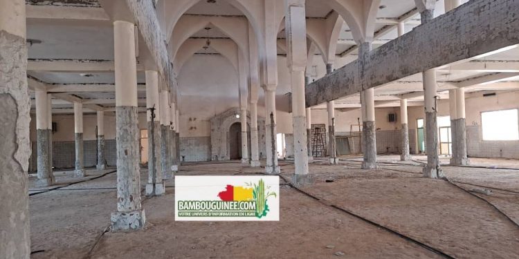 Vue intérieure de la grande mosquée Karamoko Alpha mo Labé en rénovation.©️Bambouguinee.com 8 février 2025
