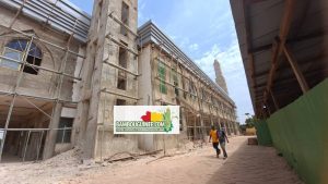Vue extérieure de la grande mosquée Karamoko Alpha mo Labé en rénovation.©️Bambouguinee.com 8 février 2025