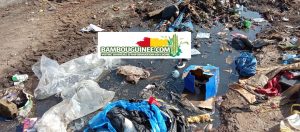 Caniveau obstrué à Koloma Soloprimo, vers Carrefour cirage à l'occasion des premières pluies.©️ Mohamed Saliou CAMARA, Bambouguinee.com, avril 2025.