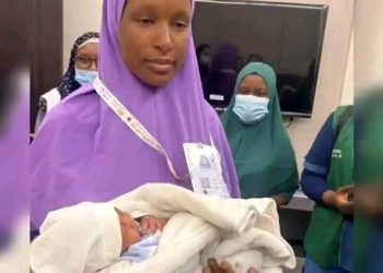 Une pèlerine nigériane donne naissance à Médine lors du Hajj 2025 : une première cette saison
