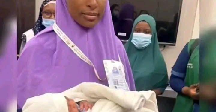 Une pèlerine nigériane donne naissance à Médine lors du Hajj 2025 : une première cette saison