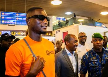 Football : Serhou Guirassy est en Guinée : entre engagement humanitaire et retour aux sources