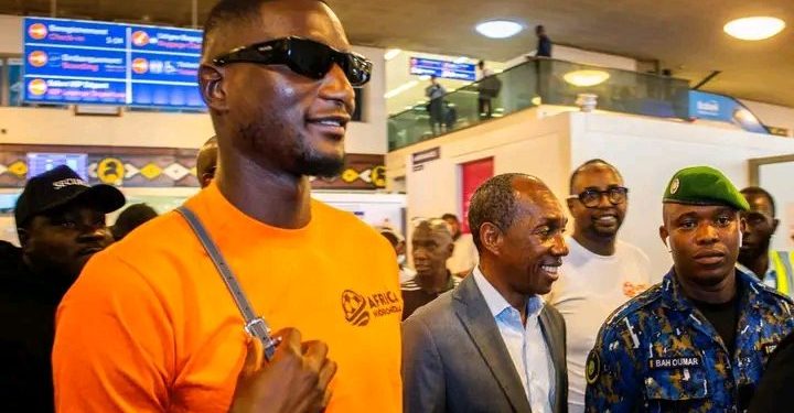 Football : Serhou Guirassy est en Guinée : entre engagement humanitaire et retour aux sources