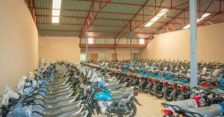 Guinée – 500 motos pour booster la mobilité des enseignants en zones reculées : un premier lot livré !