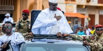 DOUMBOUYA CANDIDAT ! Costume blanc, cortège blindé, il dépose son dossier sous les vivats