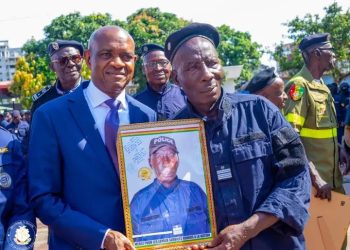 Guinée – Retraite des héros de l’ombre : Bachir Diallo sacre les légendes de la Police et de la Protection Civile !
