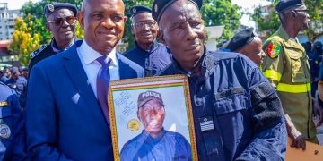 Guinée – Retraite des héros de l’ombre : Bachir Diallo sacre les légendes de la Police et de la Protection Civile !