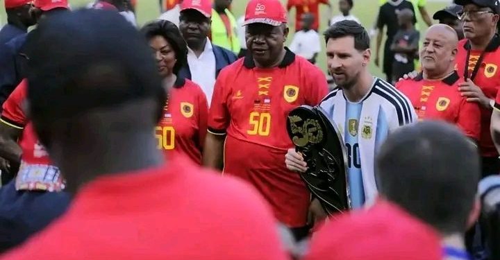 Messi couronné « Roi d’Afrique » : le président angolais lui remet un prix spécial et 12 millions d’euros pour un match historique !