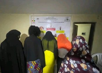 Conakry – Dépôt illégal d’ordures : treize contrevenants, dont huit femmes, condamnés à trois jours de nettoyage forcé et une amende de 5 millions francs Guinéens