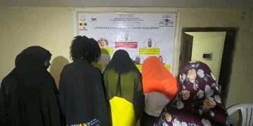 Conakry – Dépôt illégal d’ordures : treize contrevenants, dont huit femmes, condamnés à trois jours de nettoyage forcé et une amende de 5 millions francs Guinéens