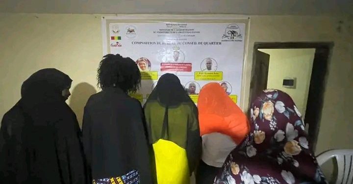 Conakry – Dépôt illégal d’ordures : treize contrevenants, dont huit femmes, condamnés à trois jours de nettoyage forcé et une amende de 5 millions francs Guinéens