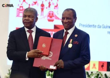 Alpha Condé ovationné à Luanda : L’Angola célèbre son allié guinéen avec une médaille d’honneur pour ses 50 ans d’indépendance !