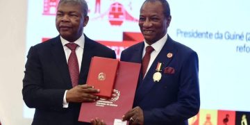 Alpha Condé ovationné à Luanda : L’Angola célèbre son allié guinéen avec une médaille d’honneur pour ses 50 ans d’indépendance !