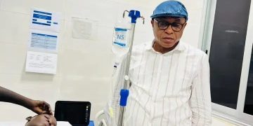 Conakry : Incendie à l’école Elhadj Oumar Tall de Madina Centre, le ministre Jean Paul Cedy au chevet des victimes