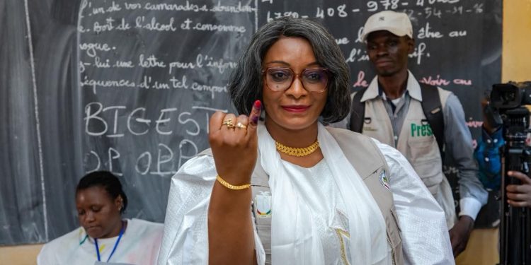 Présidentielle en Guinée : La Directrice Générale des Élections et son Adjoint ont accompli leur devoir civique respectivement à Kiroty et à Lambanyi