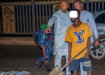 Incivisme à Conakry : Le ministre Aboubacar Camara surprend des citoyens en flagrant délit et promet une répression sans complaisance