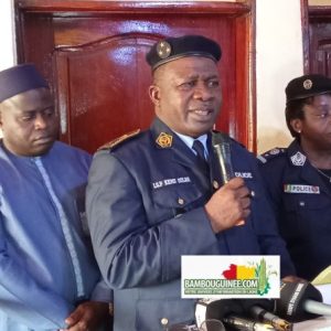 Inspecteur général de police Kemo OULARE, chef de cabinet et représentant du Ministre de la Sécurité et de la Protection Civile préside la session de formation des officiers bénéficiaires de la formation à l'OPROGEM - Discours de fin de formation des officiers de police judiciaire au siège de l'OPROGEM - ©️ Bambouguinee.com, 3 décembre 2025 📷 Mohamed Saliou CAMARA