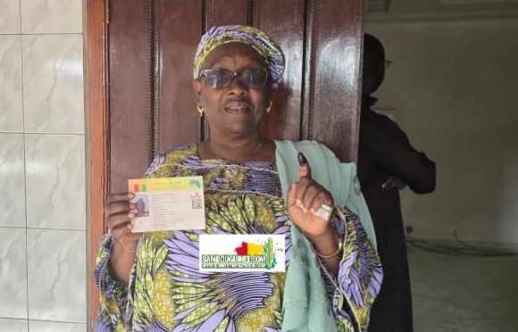 Élection en Guinée : Hadja Kanny Diakité, « maman de Petit Simbaya », a accompli son devoir civique dans une atmosphère sereine