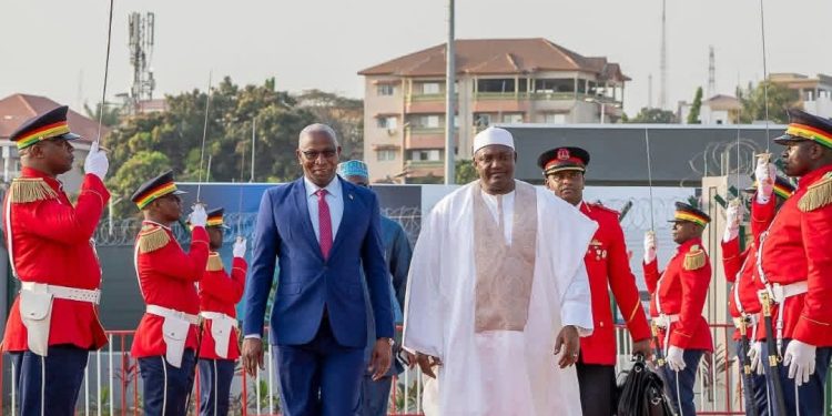 Arrivée remarquée du président gambien Adama Barrow à Conakry pour l’investiture historique de Mamadi Doumbouya