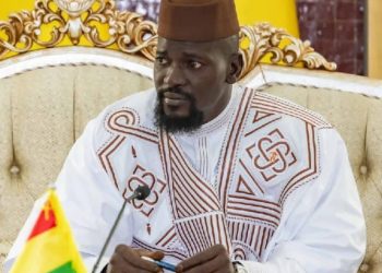 Guinée : Doumbouya accepte la démission du gouvernement et confie une responsabilité au Premier ministre Amadou Oury Bah