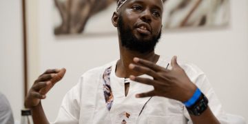 Mohamed Adow, fondateur et directeur de Power Shift Africa, déplore comme « un nouvel acte ignorant et irresponsable de Donald Trump » le retrait des États-Unis de la CCNUCC, du GIEC et d&rsquo;autres organismes mondiaux sur le climat, le commerce et la science