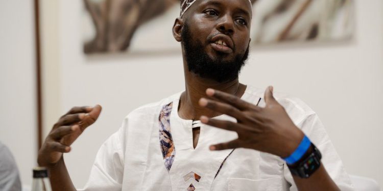 Mohamed Adow, fondateur et directeur de Power Shift Africa, déplore comme « un nouvel acte ignorant et irresponsable de Donald Trump » le retrait des États-Unis de la CCNUCC, du GIEC et d&rsquo;autres organismes mondiaux sur le climat, le commerce et la science