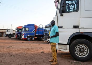 Mali : au moins 15 chauffeurs exécutés sommairement par le JNIM dans une attaque contre un convoi de carburant, la FIDH condamne fermement et exige une enquête indépendante