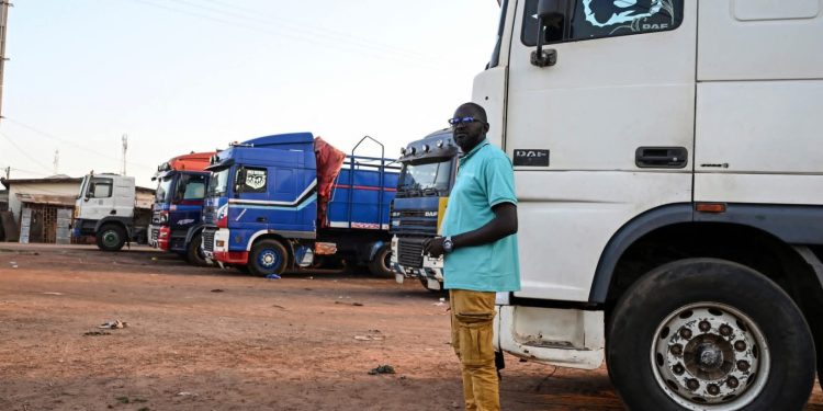 Mali : au moins 15 chauffeurs exécutés sommairement par le JNIM dans une attaque contre un convoi de carburant, la FIDH condamne fermement et exige une enquête indépendante