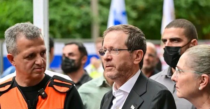 Israël – le Président Herzog sur le site du drame à Ramat Gan : « Le régime de Téhéran est un empire du mal »