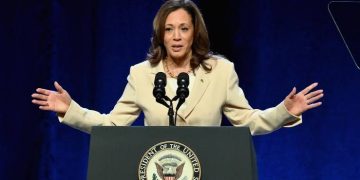 Kamala Harris fustige les frappes de Trump sur l’Iran : « Une guerre de choix irresponsable qui met les Américains en danger »