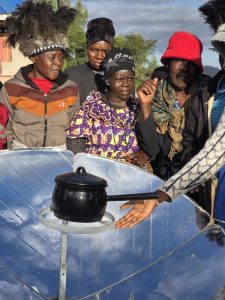 À Bikita, des femmes admirent de très près le four solaire.