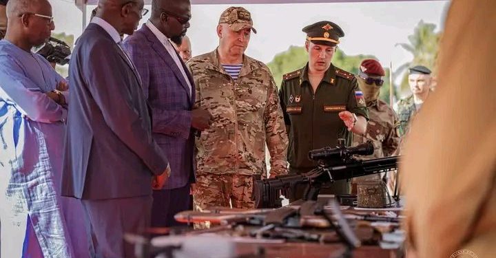 Guinée : Mamadi Doumbouya réceptionne un important lot de matériels militaires russes pour moderniser l’armée