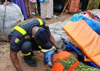 Malaise en pleine rue à Kissidougou : la Protection Civile intervient pour sauver une femme évanouie