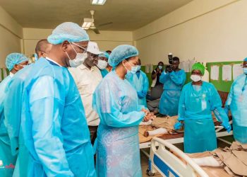 Drame de Kangolia : le Premier ministre Amadou Oury Bah au chevet des victimes brûlées à Donka