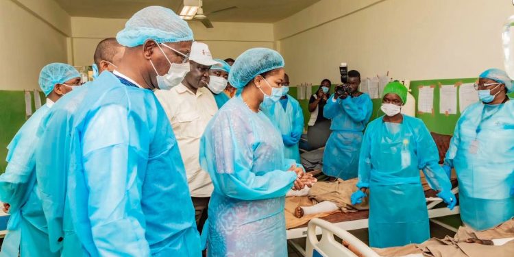 Drame de Kangolia : le Premier ministre Amadou Oury Bah au chevet des victimes brûlées à Donka
