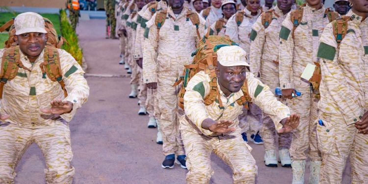Burkina Faso – Casernes et discipline : la Présidence plonge sa 2e cohorte de cadres dans l’immersion militaire