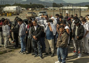Accords secrets : les États-Unis ont expulsé plus de 25 000 migrants vers 35 pays tiers
