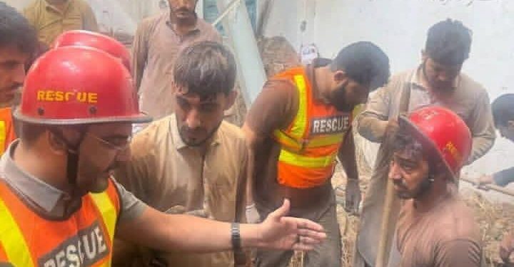Pakistan – Effondrement d’une école à Peshawar : au moins 27 enfants et une enseignante tués
