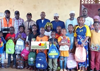 Guinée : À Nassouroulaye, l’AJNR offre des kits scolaires à plusieurs enfants vulnérables