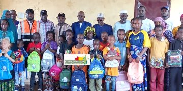 Guinée : À Nassouroulaye, l’AJNR offre des kits scolaires à plusieurs enfants vulnérables