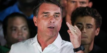 Brésil – Fuite à haut risque : Flávio Bolsonaro atterrit à Miami après une évasion digne d’un thriller politique